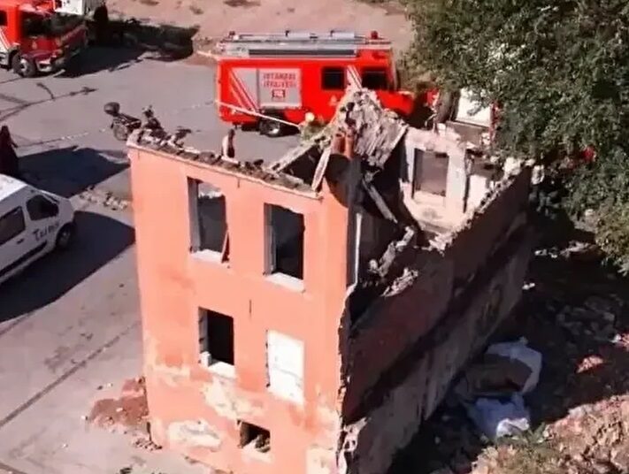 Fatih’te 2 katlı bina çöktü, enkazda arama çalışmaları yapılıyor