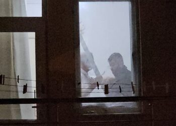 Evine çağırdığı arkadaşını kılıçla rehin aldı