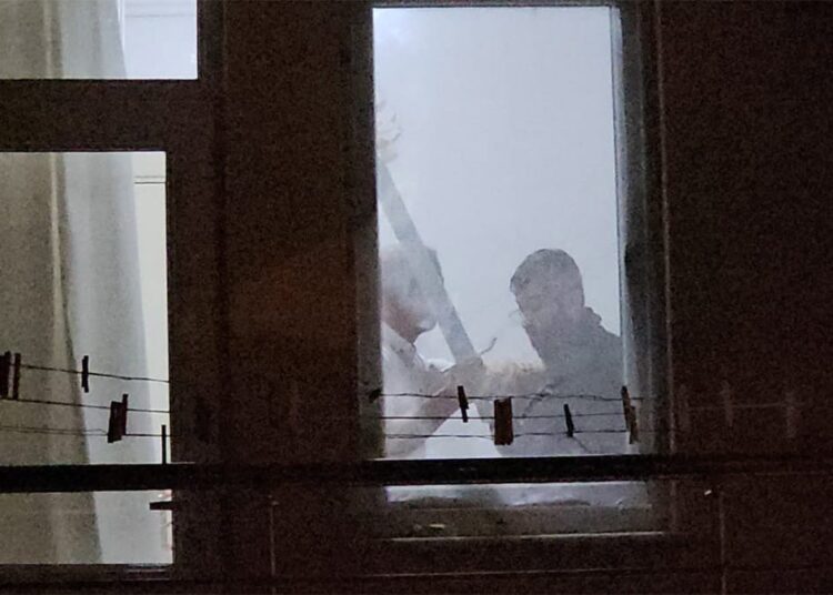 Evine çağırdığı arkadaşını kılıçla rehin aldı