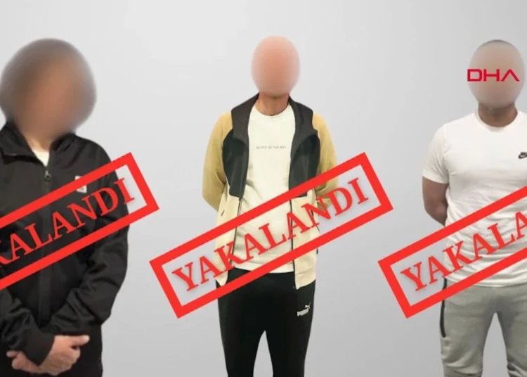 Kırmızı bültenle aranan 3 kişi Türkiye'ye iade edildi 1 Kırmızı bültenle aranan 3 kişi Türkiye’ye iade edildi