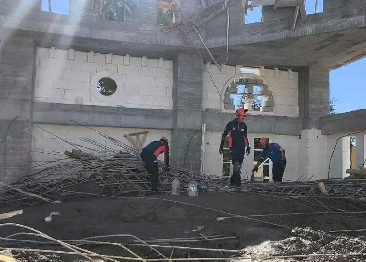 Yapımı devam eden caminin kubbesi çöktü, 1 işçi ağır yaralı 1 Yapımı devam eden caminin kubbesi çöktü, 1 işçi ağır yaralı