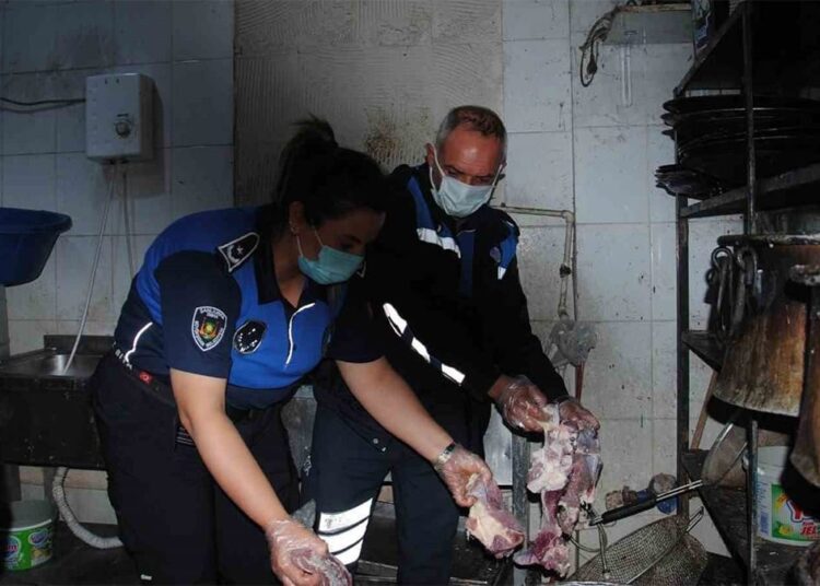 Lokantalara dağıtılmayı bekleyen 1 ton bozuk et ele geçirildi