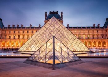 Louvre Müzesi’ni 7 dakikada soydular: Napolyon’un mücevherleri gitti