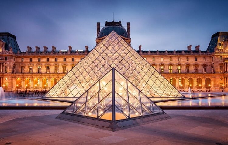 Louvre Müzesi’ni 7 dakikada soydular: Napolyon'un mücevherleri gitti 1 Louvre Müzesi’ni 7 dakikada soydular: Napolyon’un mücevherleri gitti