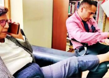 Milletvekili yardımcısına ayak tırnaklarını kestirdi