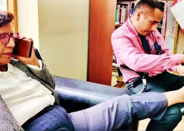 Milletvekili yardımcısına ayak tırnaklarını kestirdi