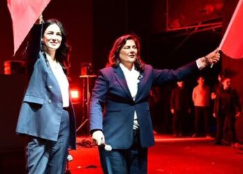 Yuhalanan Özlem Çerçioğlu sahneyi apar topar terk etti