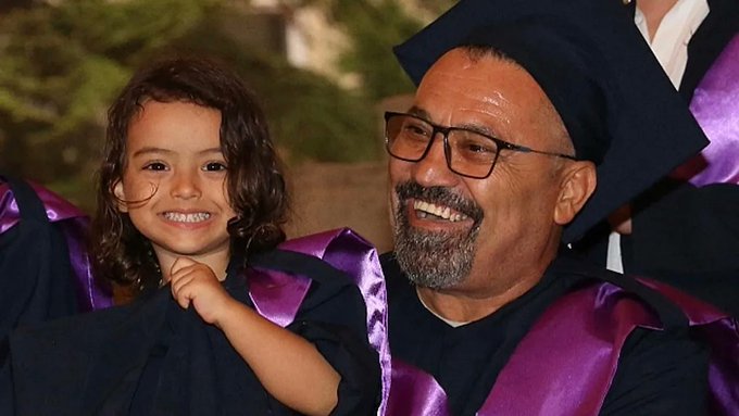 48 yıl sonra mezun oldu: Diplomasını torunuyla birlikte aldı 1 48 yıl sonra mezun oldu: Diplomasını torunuyla birlikte aldı