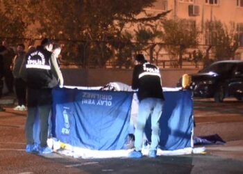 Üzerinde polis yeleği olan şahıs sokak ortasında infaz edildi