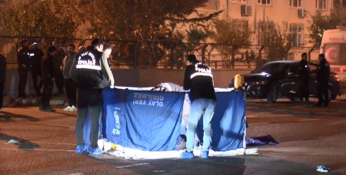 Üzerinde polis yeleği olan şahıs sokak ortasında infaz edildi 1 Üzerinde polis yeleği olan şahıs sokak ortasında infaz edildi