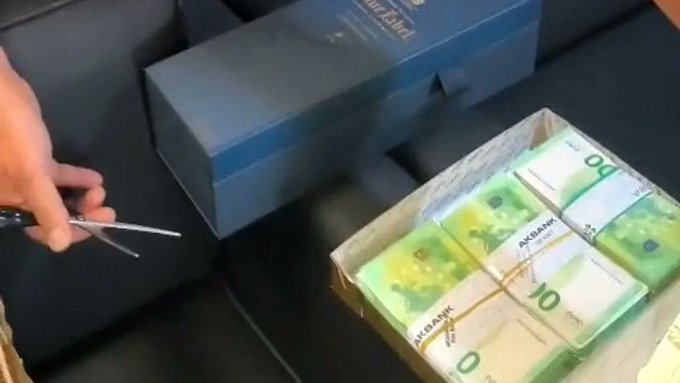 Baklava kutusundaki rüşvete savunma: "Boşluğuma denk geldi, kabul ettim" 1 Baklava kutusundaki rüşvete savunma: “Boşluğuma denk geldi, kabul ettim”