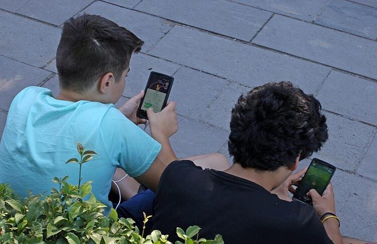 Toplum ne yazık ki telefon bağımlısı I Mercan Bulut yazdı 1 Toplum ne yazık ki telefon bağımlısı I Mercan Bulut yazdı