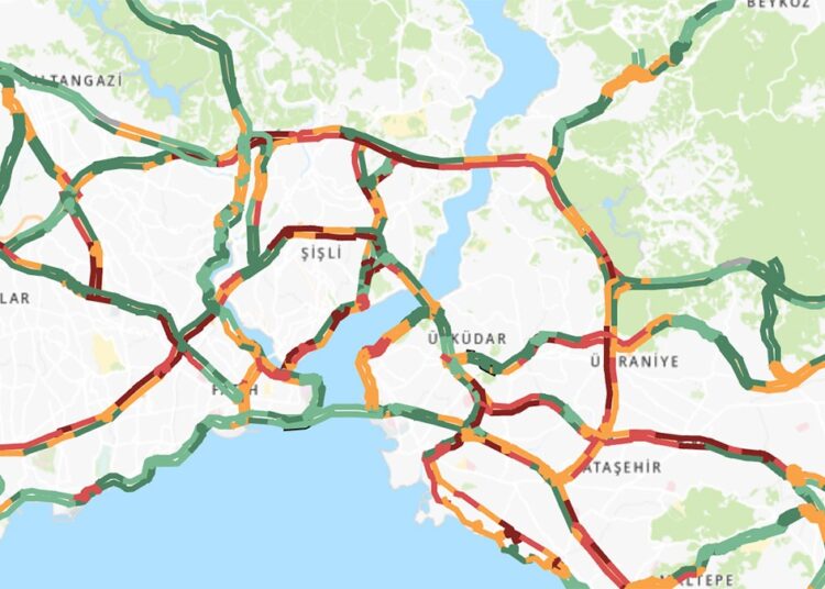 Sağanak yağış İstanbul trafiğini felç etti