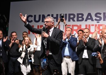 Kuzey Kıbrıs’ın yeni Cumhurbaşkanı Erhürman mazbatasını aldı