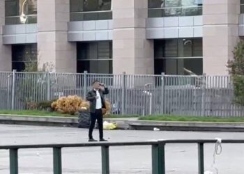 Çağlayan Adliyesi önünde, havaya ateş açıp kendini bacağından vurdu