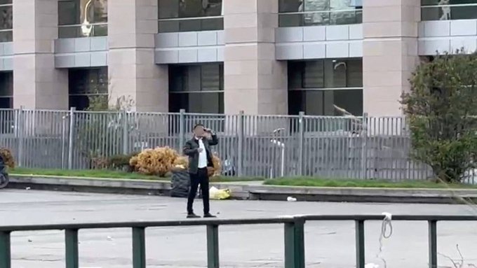 Çağlayan Adliyesi önünde, havaya ateş açıp kendini bacağından vurdu 1 Çağlayan Adliyesi önünde, havaya ateş açıp kendini bacağından vurdu
