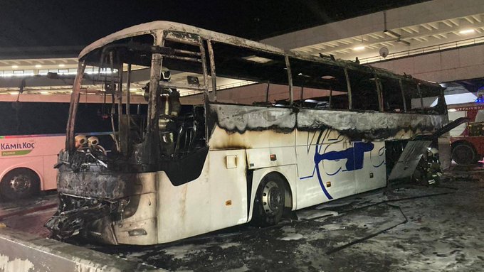 AŞTİ’de park halindeki yolcu otobüsü yandı 1 AŞTİ’de park halindeki yolcu otobüsü yandı