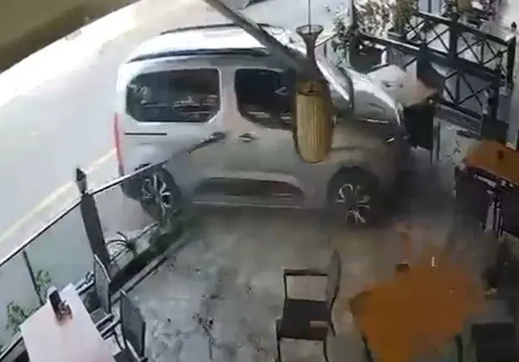 Aydın'da otomobil restorana daldı, sürücünün yaşı 15 çıktı 1 Aydın’da otomobil restorana daldı, sürücünün yaşı 15 çıktı