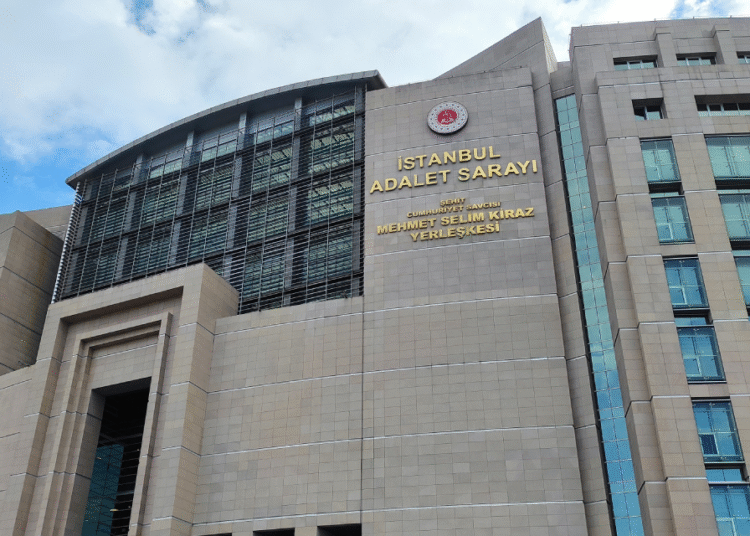 Akın Gürlek ve eşinin fotoğrafını paylaşan kişi tutuklandı 1 Akın Gürlek ve eşinin fotoğrafını paylaşan kişi tutuklandı