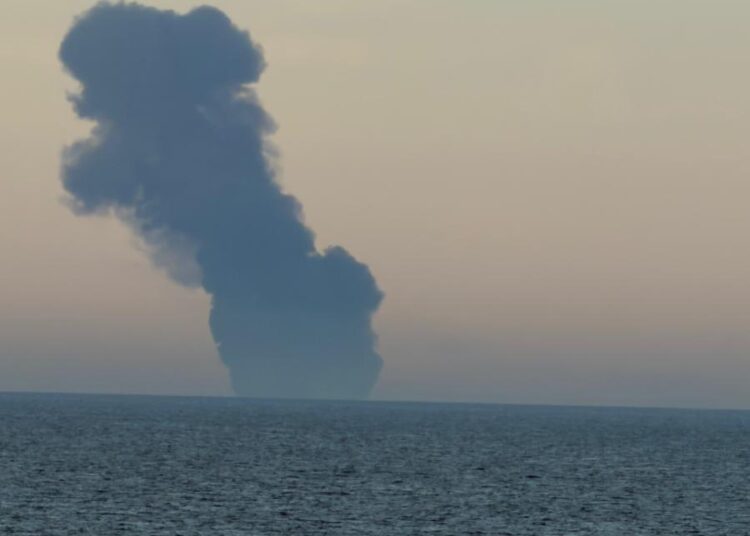Kocaeli kıyılarında tanker yangını: 'Gölge filo' gemisine yardım gidiyor 1 Kocaeli kıyılarında tanker yangını: ‘Gölge filo’ gemisine yardım gidiyor
