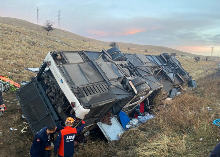 Afyonkarahisar'da yolcu otobüsü devrildi: 2 kişi öldü, 21 kişi yaralandı 1 Afyonkarahisar’da yolcu otobüsü devrildi: 2 kişi öldü, 21 kişi yaralandı