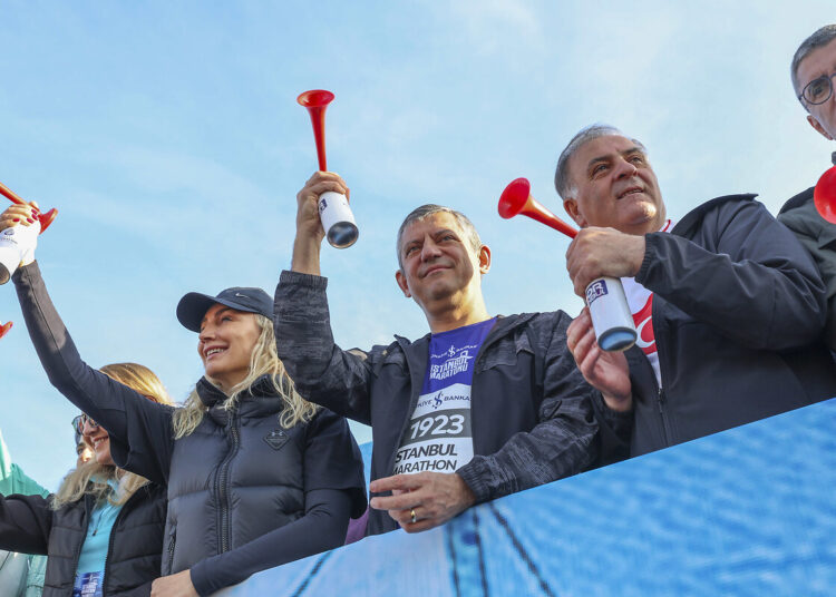 İstanbul Maratonu koşuldu: Özgür Özel başlattı, İmamoğlu’nun mesajı okundu