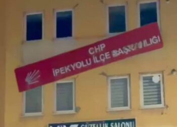 İmralı kararı sonrası Van’da CHP ilçe binasına saldırı: Tabelaları kırdılar