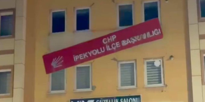 İmralı kararı sonrası Van'da CHP ilçe binasına saldırı: Tabelaları kırdılar 1 İmralı kararı sonrası Van’da CHP ilçe binasına saldırı: Tabelaları kırdılar