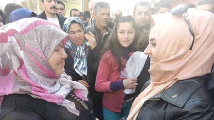 Gümrükten geçemeyen malları satan Müzeyyen Yazıcı: Ürünleri AK Parti teşkilatındaki sosyal yardım işlerine verdim 1 Gümrükten geçemeyen malları satan Müzeyyen Yazıcı: Ürünleri AK Parti teşkilatındaki sosyal yardım işlerine verdim