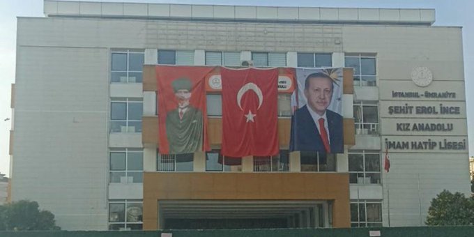 10 Kasım için okula Erdoğan'ın posteri asıldı 1 10 Kasım için okula Erdoğan’ın posteri asıldı