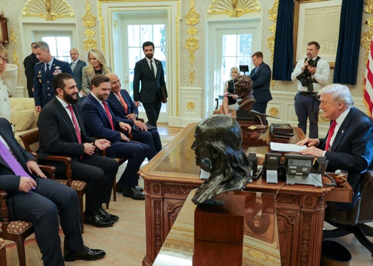 Ahmed El Şara Beyaz Saray’da Trump’la görüştü; ABD, Sezar yaptırımlarını askıya aldı