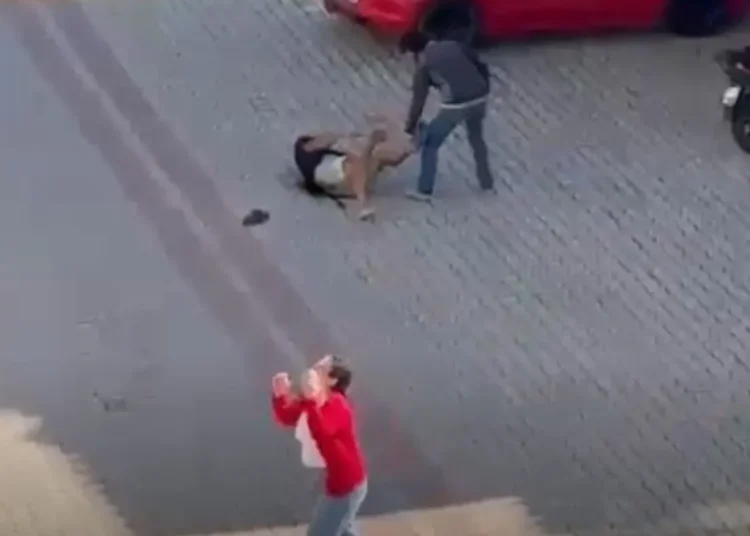 Annesiyle gönül ilişkisi olan kişiyi 22 bıçak darbesiyle öldürdü 1 Annesiyle gönül ilişkisi olan kişiyi 22 bıçak darbesiyle öldürdü