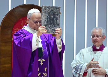 Papa’dan İstanbul’da tarihi ayin: İlk kez kilise dışında düzenlendi, 4 bin kişi katıldı