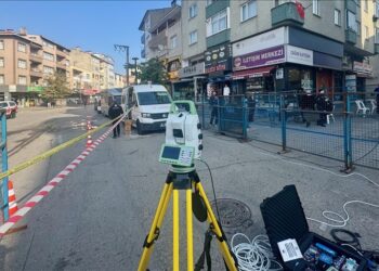 Çöken binanın çevresinde tarama çalışmaları sürüyor