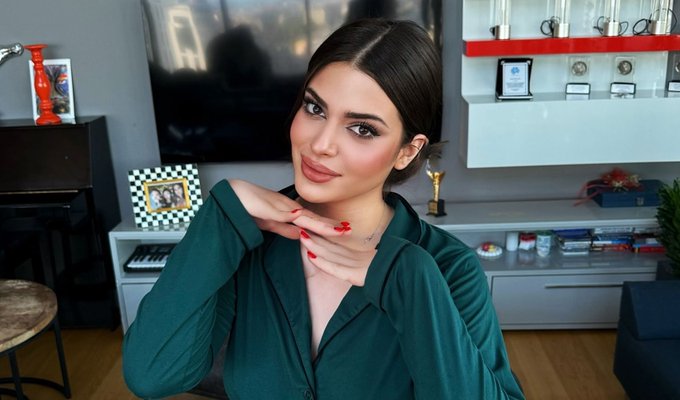 Derin Talu'dan tepki çeken sözler: "Kıskanç insanların hepsi çirkin ya da şişko" 1 Derin Talu’dan tepki çeken sözler: “Kıskanç insanların hepsi çirkin ya da şişko”