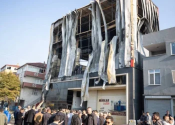 Dilovası’nda 6 kişiye mezar olan bina, belediyenin yıkım kararına rağmen yıkılmamış