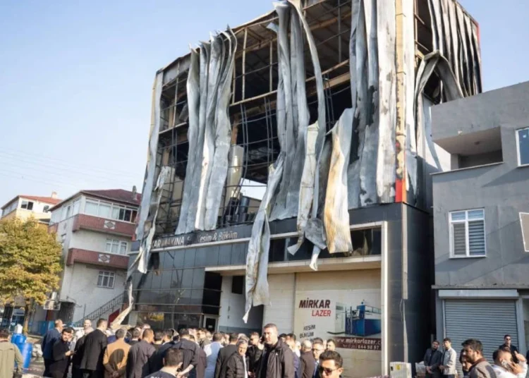 Dilovası'nda 6 kişiye mezar olan bina, belediyenin yıkım kararına rağmen yıkılmamış 1 Dilovası’nda 6 kişiye mezar olan bina, belediyenin yıkım kararına rağmen yıkılmamış