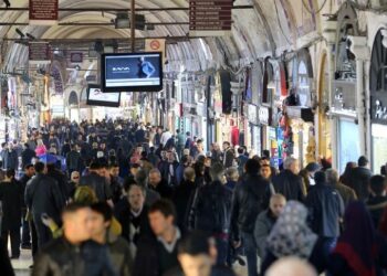 Tuna Cevher yazdı I Orta sınıf çöküyor: Borçla yaşayanların eleştirecek gücü kaldı mı?