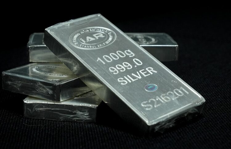 Güvenli liman arayışı gümüşü zirveye taşıdı