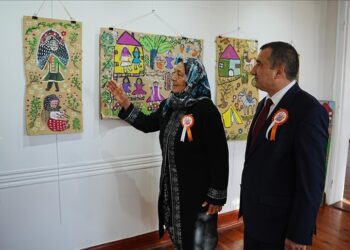 Köy işlerinden arta kalan anlarda yaptığı resimlerle sergi açtı