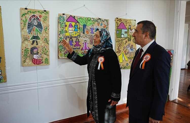 Köy işlerinden arta kalan anlarda yaptığı resimlerle sergi açtı