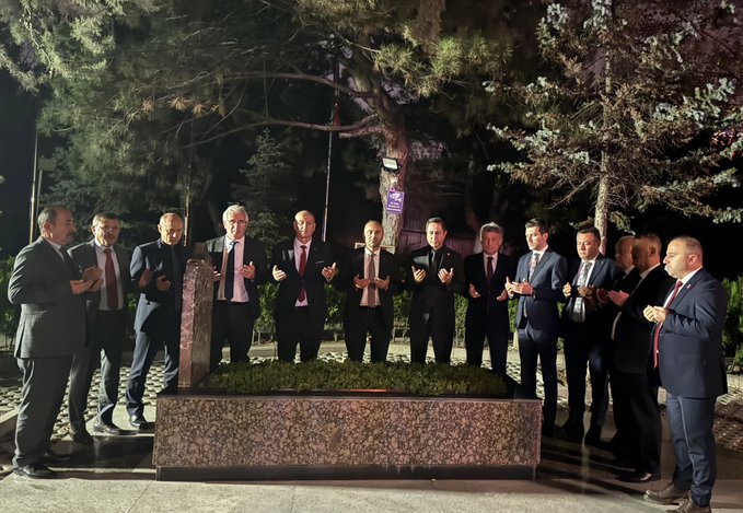 Türkeş’in kızından babasının kabrini ziyaret eden MHP'lilere tepki: "Vicdanınızı mı rahatlatıyorsunuz?" 1 Türkeş’in kızından babasının kabrini ziyaret eden MHP’lilere tepki: “Vicdanınızı mı rahatlatıyorsunuz?”