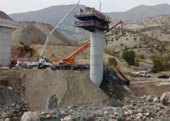 Köprü inşaatı çöktü, 2 kişi enkaz altında kaldı