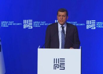 SDG Genel Komutanı Mazlum Abdi kamuflajı çıkarıp takım elbise giydi