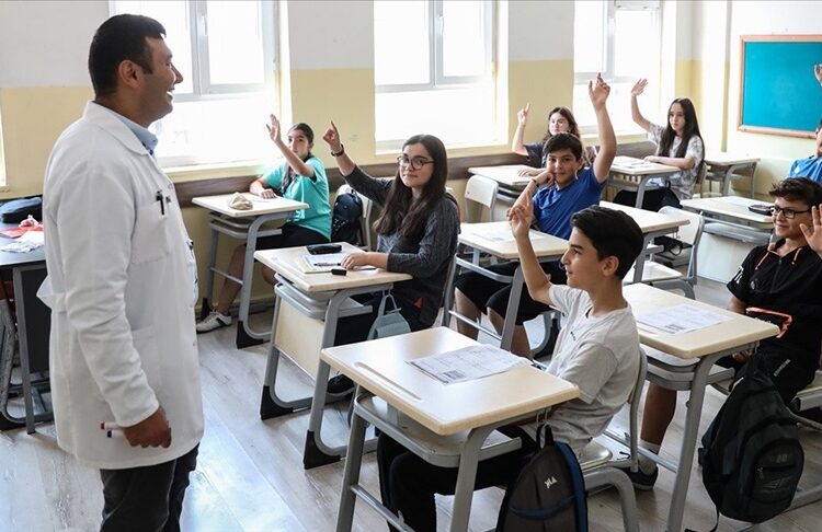 Geçim sıkıntısı yaşayan her 4 öğretmenden biri ek iş yapıyor 1 Geçim sıkıntısı yaşayan her 4 öğretmenden biri ek iş yapıyor