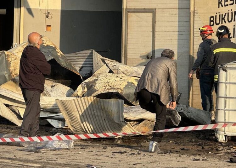 Yangın çıkan parfüm dolum fabrikasında bilirkişi heyeti inceleme yaptı 1 Yangın çıkan parfüm dolum fabrikasında bilirkişi heyeti inceleme yaptı