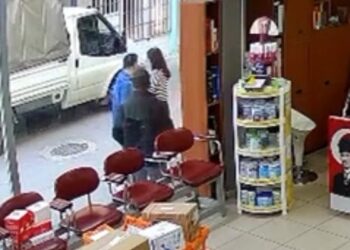 Hava almak için dışarı çıkan eczacının üzerine atladı: Çıplak sandım