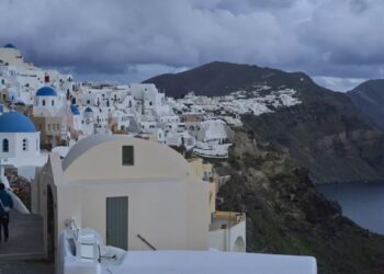 Santorini’deki 25 bin depremi magma tetiklemiş