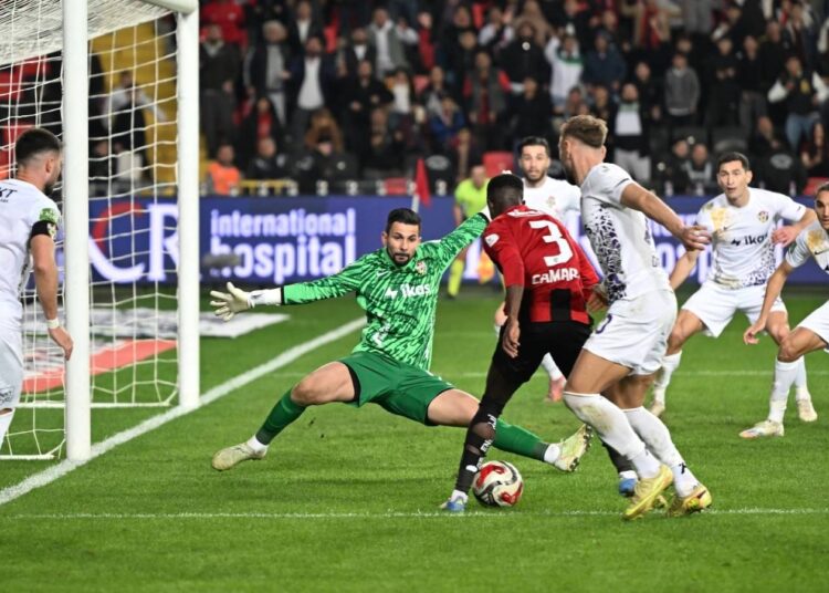 Süper Lig'de ilginç gol: Herkes kavga ederken o gol attı! 1 Süper Lig’de ilginç gol: Herkes kavga ederken o gol attı!