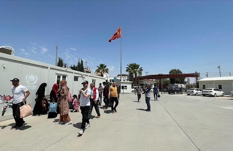 Bakan Çiftçi: Türkiye'de 2 milyon 264 bin Suriyeli kaldı 1 Son 1 yılda 550 bin Suriyeli gönüllü dönüş yaptı